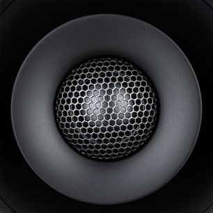Grille circulaire en nid d'abeille métallique noir sur fond gris foncé, vue rapprochée de face