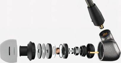 Sennheiser IE 600 kulak içi kulaklık siyah, birkaç bileşene ayrılmış, profil görünümü, beyaz fon üzerinde