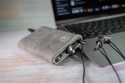 Tragbarer DAC: iFi Audio Hip DAC 3

Der iFi Audio Hip DAC 3 ist ein leistungsstarker und tragbarer Digital-Analog-Wandler, der Ihre Musik unterwegs in Studioqualität wiedergibt. Sein Sabre 9281 Chip wandelt digitale Audiosignale in analoge Signale um, wodurch eine detaillierte und dynamische Klangwiedergabe ermöglicht wird. 

Die eingebaute Akkutechnologie sorgt für eine extrem lange Batterielaufzeit von bis zu 12 Stunden. So können Sie Ihre Lieblingsmusik den ganzen Tag über in CD-ähnlicher Qualität genießen. Dank seiner kompakten Bauweise passt der Hip DAC 3 bequem in jede Tasche.

Mit dem Hip DAC 3 von iFi Audio erleben Sie Ihre Musiksammlung auch unterwegs so, wie die Künstler sie aufgenommen haben - in Studioqualität und mit allen Details. Sein warmer und natürlicher Klang wird Sie begeistern.