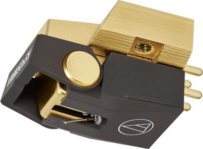 Gramofonová přenoska Audio Technica AT-VM750xSH antracitově šedá a zlatá, pohled zešikma, viditelný hrot přenosky