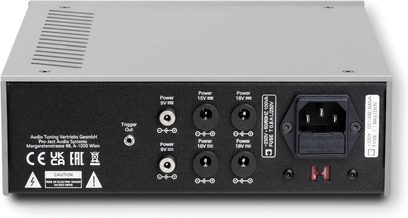 Strømforsyning Pro-Ject Power Box DS3 med sølvfarget metallkasse, bakside med IEC-tilkobling, 9/15/18 V-utganger, trigger