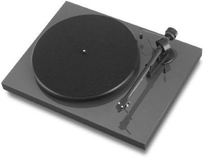 Pro-Ject Debut III Phono SB sort pladespiller set fra tre kvarter forrest, med pladespiller og tonarm