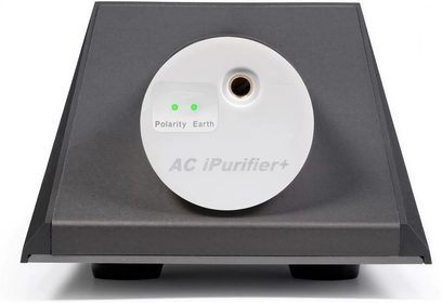 iFi Audio AC iPurifier+ Schwarz, Draufsicht, mit einer weißen Zentraltaste, umgeben von 3 grünen LED-Leuchten