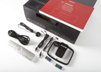 Arcam FMJ AVR360 hjemmebiografsforstærker, set forfra, med fjernbetjening, kabler, mikrofon og brochure