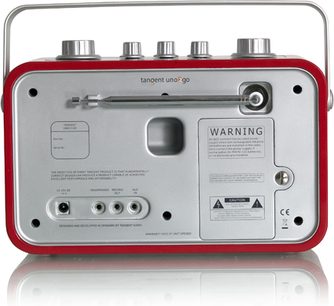 Tangent Uno 2Go rød bordradio, set forfra, med LCD-skærm, knapper, stik og indbygget højttaler i et rødt og sølvfarvet kabinet