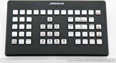 Sort Meridian fjernbetjening med 40 hvide knapper til cd-afspiller, dvd-afspiller, radio, tv og optage- og afspilningsfunktioner