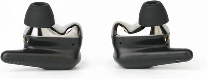 Čierne a strieborné slúchadlá do uší Hifiman Svanar Wireless 2 s čiernymi nadstavcami, pohľad zboku