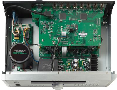 „Rotel RSP1576" sidabrinės spalvos namų kino žemųjų dažnių stiprintuvas, vidinis vaizdas, žalios spausdintinės plokštės, elektroniniai komponentai, įvairių spalvų laidai