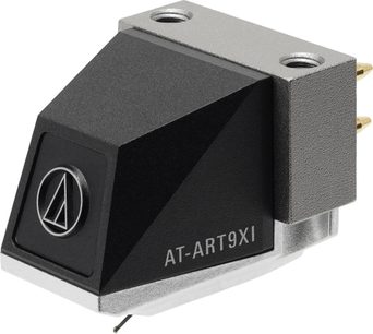 Pickup til hi-fi pladespiller Audio Technica AT-ART9XI sort og sølv set fra vinkel med logo og synlige stik