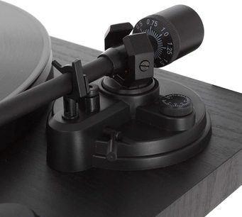 Enova HIFI Vision 2 SET sort pladespiller, tonarmen med pickup, anti-skating og modvægtsjusteringer, tæt ovenfra-billede