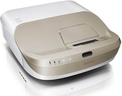 Benq W1600UST hvid videoprojektør, set ovenfra og fra siden, afrundet form, stik på bagsiden, knapper på toppen