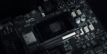 Scheda audio Matrix Audio nera con PCB FR4, vista dall’alto in primo piano, dotata di un ampio dissipatore di calore a alette nere centrale, di un modulo wireless M.2 con etichetta bianca e di diversi condensatori cilindrici argentati