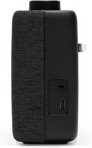 Radio til bord Roberts Play 11 i sort, sett fra siden, matt plastkasse med strippet stoffbånd, innebygde hodetelefon- og USB-C-porter samt metallisk sylinderformet sideknapp