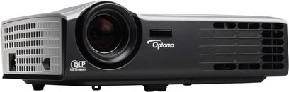 Optoma EP7150 projektor set forfra, sort kabinet, fremspringende linse, ventilationsgitter, DLP-logo