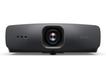 Videoprojektor BenQ W2720i, pohled zepředu, černý obdélníkový kryt, centrální objektiv obklopený texturovaným rámečkem, 3 kruhová tlačítka vlevo