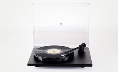 Rega System One hi-fi lemezjátszó nyitott átlátszó fedővel, fekete lemeztálcával, hanglemezzel és fekete tonkarral