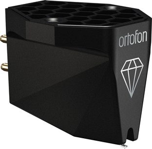 Ortofon MC X30 svart pickup i blank resin, trekvarts vy framifrån höger, fasetterad kropp med bikakemönstrad ovansida, silverfärgad logotyp och diamant på sidan, två guldfärgade stift baktill
