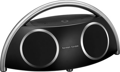 Harman Kardon Go + Play trådløs højttaler i sort, set forfra, oval form, sorte gitre, sølvfarvet håndtag, knapper på toppen