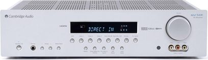Cambridge Audio 540R V3 hjemmebiografsforstærker set forfra, sølvfarvet front med blåt display, knapper og kontrolhjul