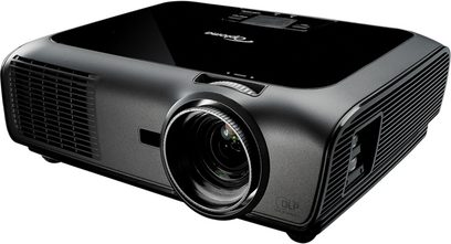 Optoma EX765 sort videoprojektor, set forfra i let nedadgående vinkel, linse til højre, ventilationsriste øverst