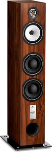 Altavoz de columna Triangle Antal serie EZ en madera marrón acabado teca, vista en tres cuartos desde el frente, mostrando tweeter dorado, altavoz de medios blanco, dos woofers negros superpuestos y puerto bass réflex circular frontal sobre base negra