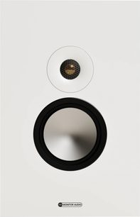 Бяла библиотечна окачена колонка Monitor Audio Bronze On-Wall 7G, правоъгълен бял матов корпус с кръгъл високочестотен излъчвател, защитен с черна метална решетка и златист купол над нискочестотен излъчвател с метално сребристо конусно диафрагма, обградена с черен ръб, преден изглед