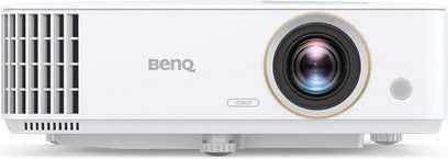 Benq TH685P hvid videoprojektor, set forfra, centreret linse omgivet af en gylden ring, ventilationsgitter til højre