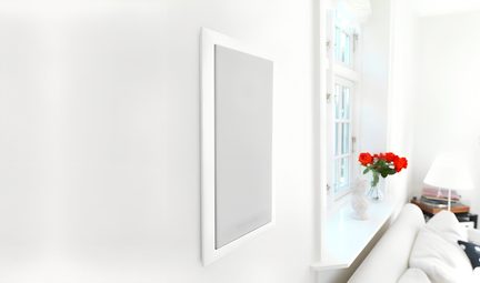Altoparlante da incasso a parete rettangolare con cornice bianca in plastica e griglia grigia metallizzata, vista laterale