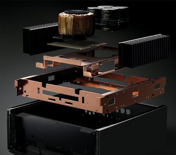 Yamaha M-5000 Endverstärker schwarz, 3/4 Vorderansicht Explosionsdarstellung, schwarzes und kupferfarbenes Metallgehäuse, Ringkerntransformator