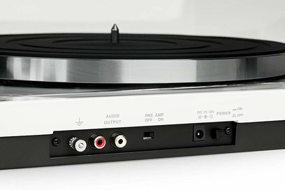 Lackad vit skivspelare Thorens TD 201, baksidesvy som visar ljud- och strömuttagen på en svart panel