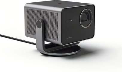 Leica Cine Play 1 -videoprojektori, harmaa ja musta, suorakulmainen kotelo rei’itetyillä sivuilla kääntyvässä telineessä