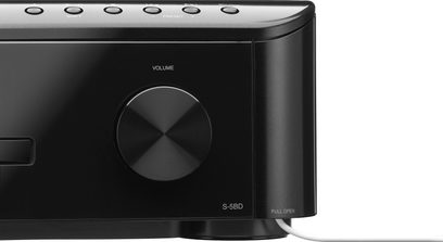 Czarny zestaw hi-fi Denon CARA S-5BD, widok z przodu, przyciski i pokrętło głośności na górze, odtwarzacz CD z otwartą szybką