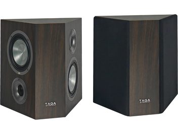 To billeder af de moderne Taga Platinum S-100 V.4 højttalere i valnøddetræ, set forfra og fra en trekvart bagside vinkel, med mørk træfinish