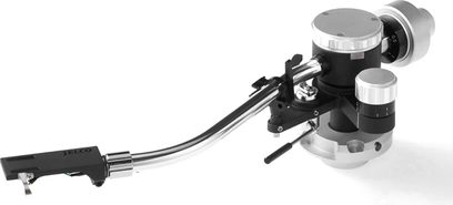 Poleret aluminiumstonearmen Jelco TK 850 S med modvægt, tonearmlåft og kabling, på hvid baggrund