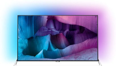 Telewizor Philips 65PUS7600 z płaskim ekranem, cienką srebrną ramką, wyświetlający abstrakcyjne kształty w odcieniach niebieskiego i fioletowego