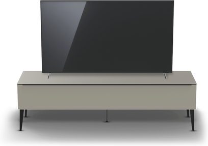 Lavt, lyst gråt mat TV-møbel med blankt sort hyldeplan, set forfra i let nedadgående vinkel med en TV-skærm placeret ovenpå