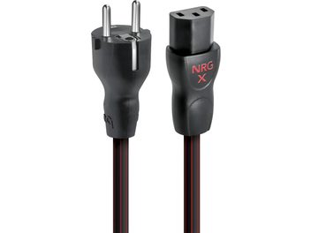 Audioquest NRG-X3 C13 2 m pikkune mustri punaste triipudega must PVC-voolikaabel, vaade esipool plastist musta tekstuuriga ühendustele, millel on kahe metallise pistikuga Euroopa pistik ja emane IEC-pistik.