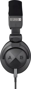 Sluchátka Astell&Kern Virtuoso v matné černé barvě s kabelovým připojením, uzavřená konstrukce, boční pohled, polstrovaný náhlavní pásek s nápisem S-Logic 3, fasetované kulaté náušníky s logy A a čtvercovým piktogramem, kabel vystupující ze spodní části