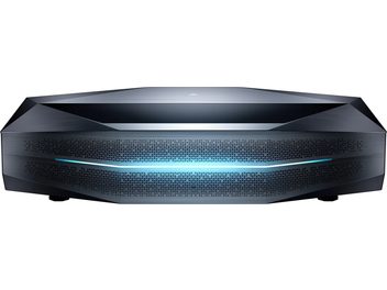 AWOL Vision Aetherion Pro fekete videoprojektor elölnézetből, szögletes perforált előlap kék fénycsíkkal
