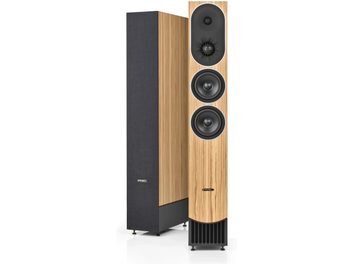 Altavoces de columna PMC Prophecy9 en roble mediterráneo, frontal con tres altavoces negros, pareja con rejillas de tela oscura