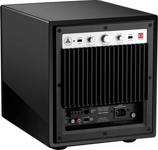 JL Audio Dominion D108 subwoofer i sort askefinér, set forfra, sort front med gitter, kontroller og tilslutninger på bagsiden