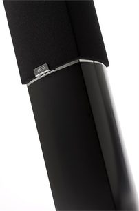 Černý sloupový reproduktor Jamo, pohled z boku, detail stříbrného výškového reproduktoru v horní části, lesklý lakovaný povrch