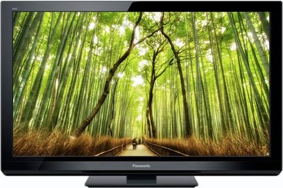 Panasonic TX-PF50G30 fladskærms-tv, der viser en allé kantet af grønne, løvrige træer, der danner en hvælving over en sti