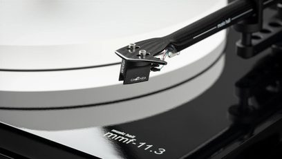 Music Hall MMF-11.3 sort pladespiller, nærbillede af kulfiber tonearm med Cadenza pickup