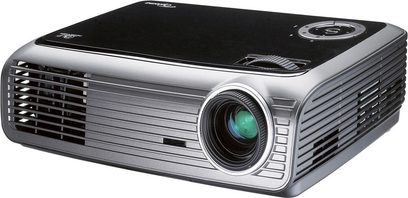 Optoma EP727 grå og sort videoprojektor, set fra en trekvartvinkel, med linse, gitre og porte på bagsiden