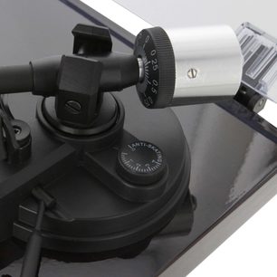 Enova HIFI Vision 3 USB sort pladespiller, set fra siden, tonarm med pickup, anti-skating og modvægtsjusteringer