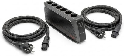 Audioquest PowerQuest 2 con multipresa nera a 6 prese e due cavi di alimentazione NRG-Y3 intrecciati neri