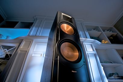Klipsch RF-82 MkII svart gulvhøyttaler, nærbilde forfra, to runde kobbertonehøyttalere i svart kabinett