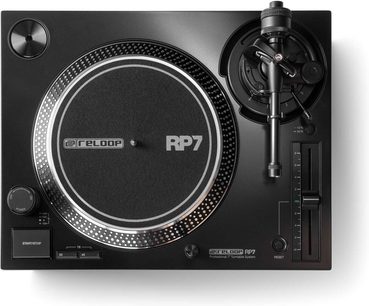 Černý vinylový přehrávač Reloop RP-7, pohled shora, kovový talíř se stroboskopickým kroužkem, rameno a pitch fader