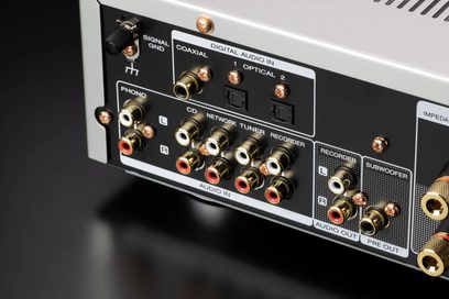 Marantz PM6007 sudraba zelta hi-fi stereo pastiprinātājs, tuvplāns uz aizmugurējiem analogajiem un digitālajiem audio savienotājiem